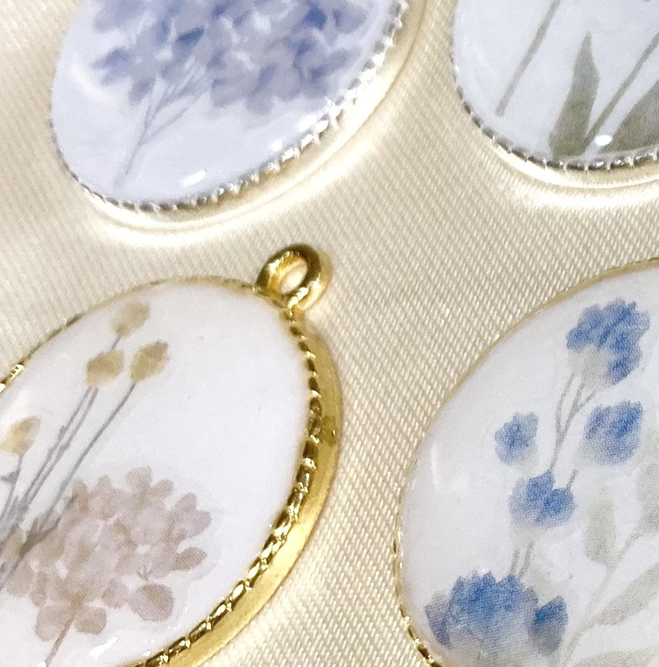 K☆ページ☆ハンドメイド　レジン　ペンダントトップ　8点