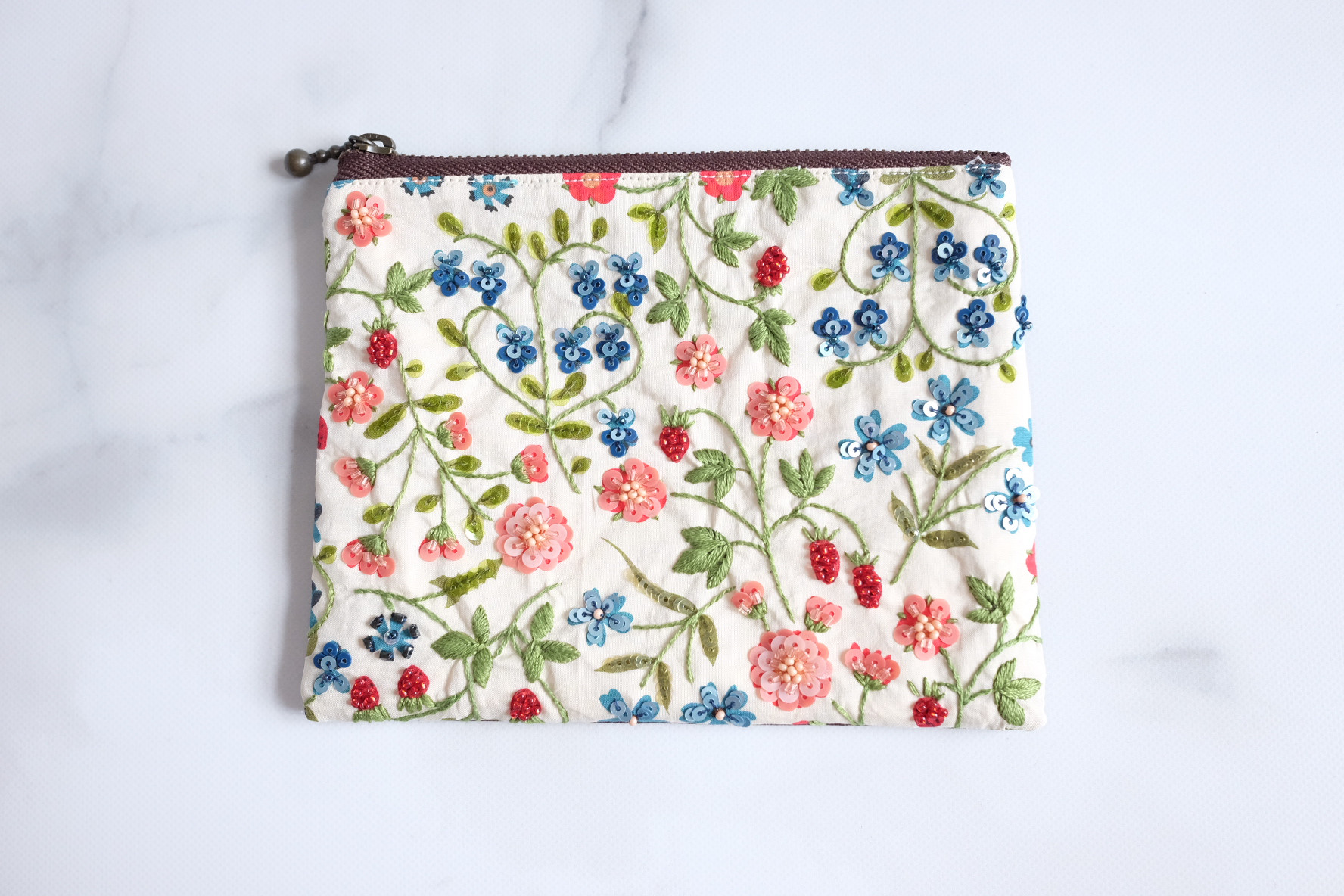 リバティプリント　ビーズ刺繍の小さめフラットミニポーチ (Mirabelle)