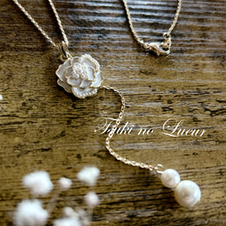 ニャン 希少品象牙調アイボリー ロングネックレス 白薔薇のY字ロングネックレス˚✧₊⁎⁎⁺˳✧༚ ネックレス