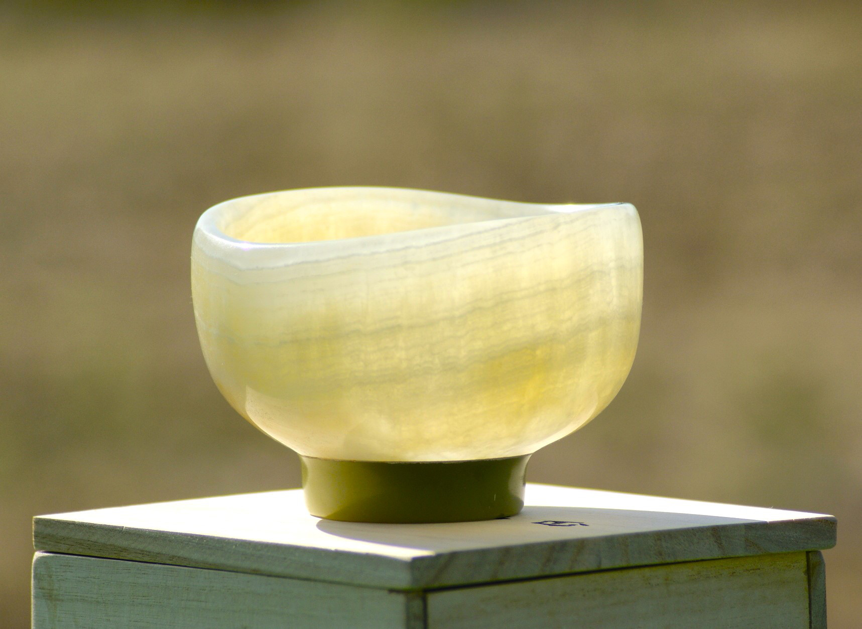 白木蓮　（はくもくれん）　抹茶茶碗　花器　お部屋のオブジェとして　天然石オニックスを使って手彫りで彫りだしました。