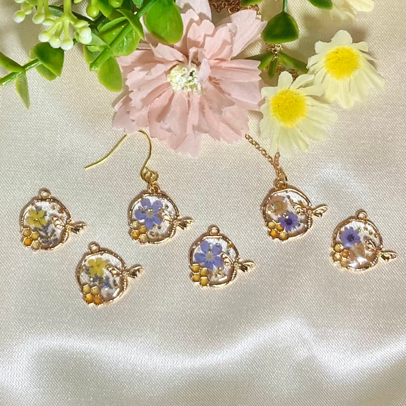 蜜蜂と小花のペンダント・ピアス・イヤリング　金色の蜜蜂が飛ぶ小花咲くレジンアクセサリー 1枚目の画像