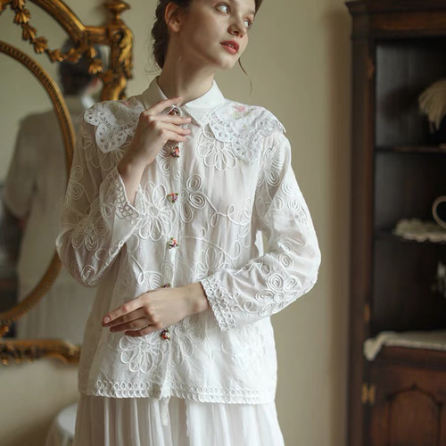 手作り花ボタンとレースの襟 刺繍生地のブラウス【秋春夏】白 ブラウス