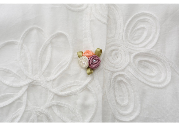 手作り花ボタンとレースの襟　刺繍生地のブラウス【秋春夏】白 7枚目の画像