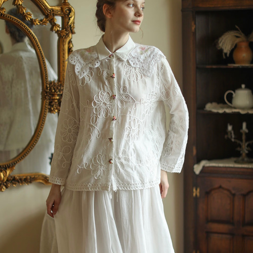 手作り花ボタンとレースの襟 刺繍生地のブラウス【秋春夏】白 ブラウス