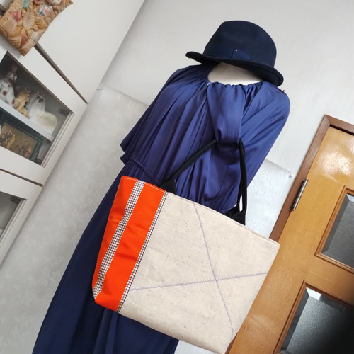 正絹帯リメイク☆横型大きめバッグ☆帯芯×オレンジ 正絹帯リメイク☆横型大きめバッグ☆帯芯×オレンジ