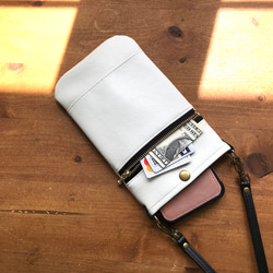 スマホショルダー スマホポシェット スマホポーチ  ファスナーポケット付 オフホワイトレザー 1枚目の画像