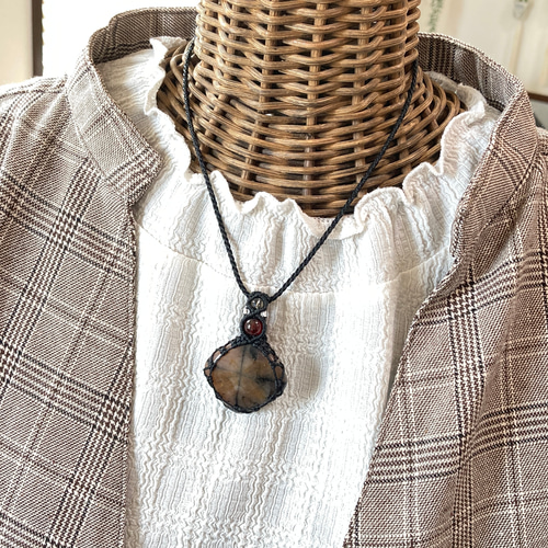 キャストライト（クロスストーン）マクラメ編みネックレス・天然石