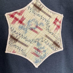 伝統織物のトップブランド塩沢紬をワンポイントに使った Ｔシャツ(Sサイズ)R68 3枚目の画像