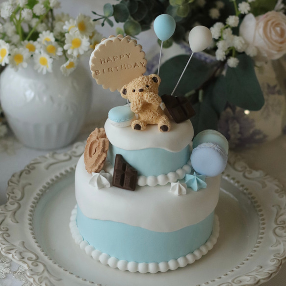 クマとお菓子のバースデー 2段クレイケーキ 　誕生日フォト撮影やお部屋のインテリアにおすすめ 1枚目の画像