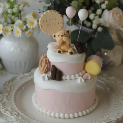 クマとお菓子のバースデー 2段クレイケーキ 　誕生日フォト撮影やお部屋のインテリアにおすすめ 2枚目の画像