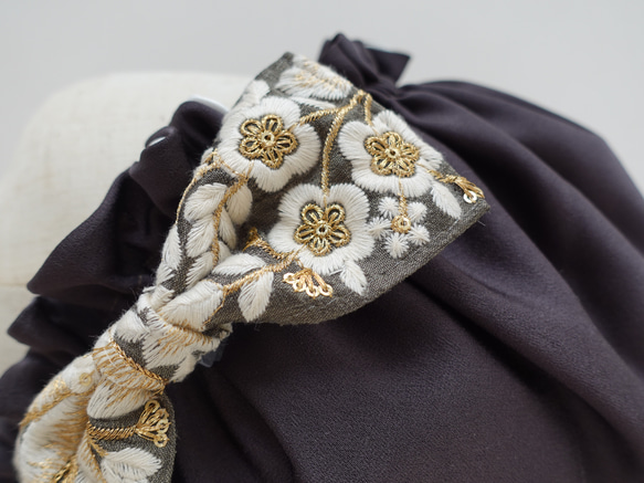 国産洗えるシルクナイトキャップ handmadeインド刺繍カーキグレイスリボン　　シルクナイトキャップ 2枚目の画像