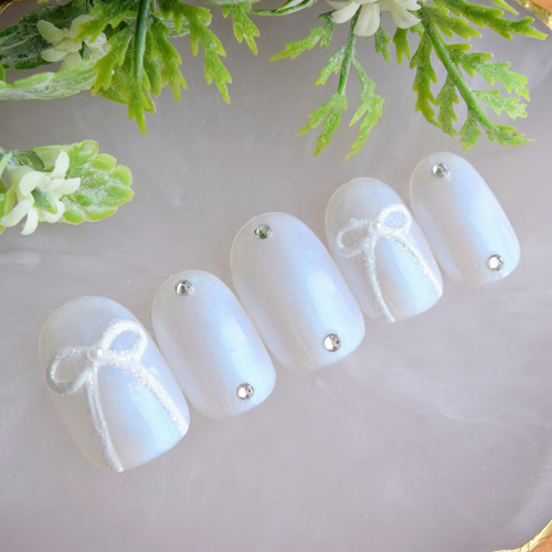 大人 上品 シンプル リボン ネイルチップ （ホワイト/オーロラ