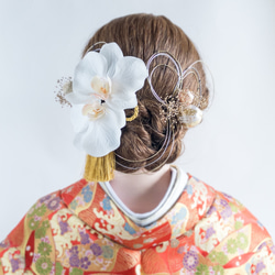 胡蝶蘭とタッセルの髪飾り 結婚式 成人式 卒業式に　髪かざり 造花 和装 和風 かすみ草 アーティフィシャルフラワー 白 4枚目の画像