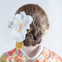 胡蝶蘭とタッセルの髪飾り 結婚式 成人式 卒業式に　髪かざり 造花 和装 和風 かすみ草 アーティフィシャルフラワー 白 1枚目の画像