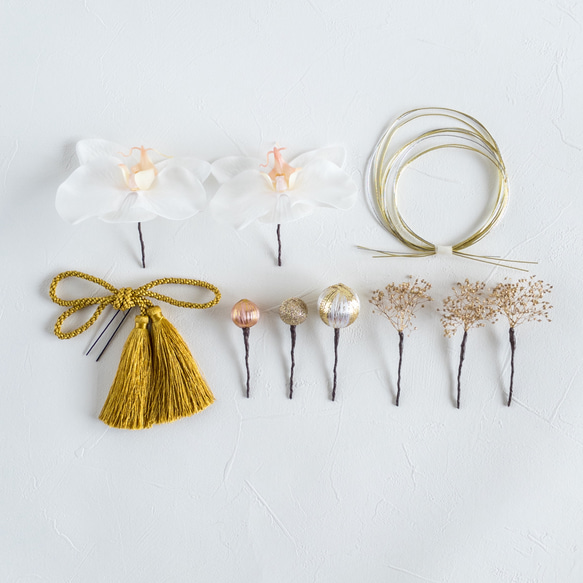 胡蝶蘭とタッセルの髪飾り 結婚式 成人式 卒業式に　髪かざり 造花 和装 和風 かすみ草 アーティフィシャルフラワー 白 6枚目の画像
