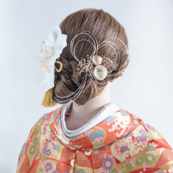 胡蝶蘭とタッセルの髪飾り 結婚式 成人式 卒業式に　髪かざり 造花 和装 和風 かすみ草 アーティフィシャルフラワー 白 5枚目の画像