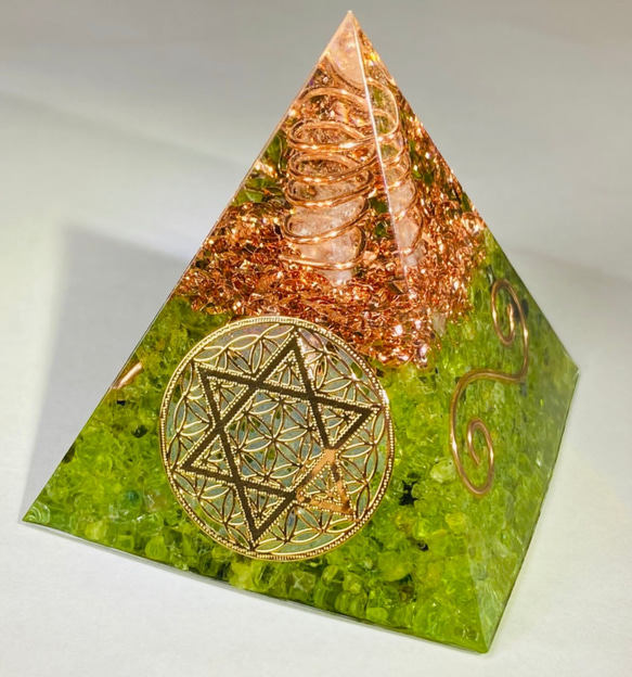 ≪受注制作≫フローライト【集中力UP・思考力UP・浄化】フラワーオブライフ六芒星 ピラミッド型 オルゴナイト 1枚目の画像