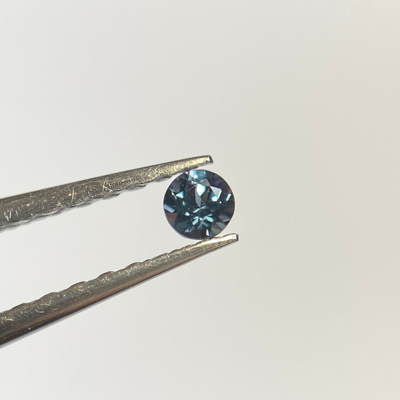 カラーチェンジガーネット 約0.09ct 約2.5mm マダガスカル産 6枚目の画像