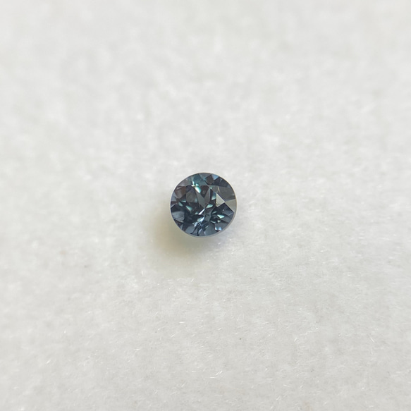 カラーチェンジガーネット 約0.09ct 約2.5mm マダガスカル産 2枚目の画像