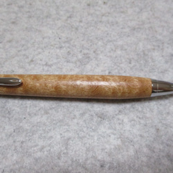 サペリ　キルト杢　キヌカオイル仕上げ　ワンピースタイプの木軸ボールペン　希少材 5枚目の画像