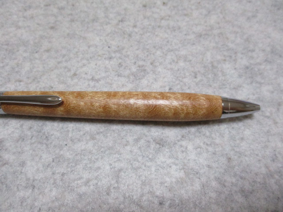 サペリ　キルト杢　キヌカオイル仕上げ　ワンピースタイプの木軸ボールペン　希少材 5枚目の画像