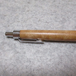 サペリ　キルト杢　キヌカオイル仕上げ　ワンピースタイプの木軸ボールペン　希少材 6枚目の画像