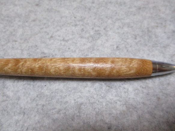 サペリ　キルト杢　キヌカオイル仕上げ　ワンピースタイプの木軸ボールペン　希少材 8枚目の画像