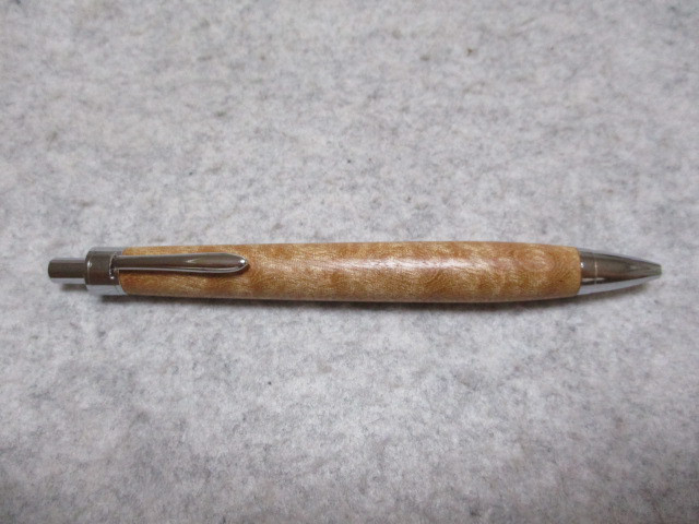 サペリ　キルト杢　キヌカオイル仕上げ　ワンピースタイプの木軸ボールペン　希少材