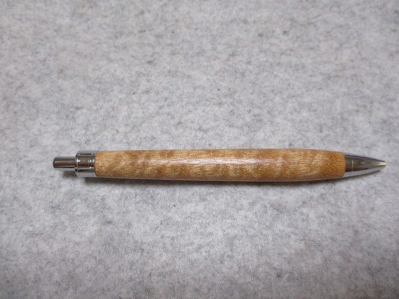 サペリ　キルト杢　キヌカオイル仕上げ　ワンピースタイプの木軸ボールペン　希少材 3枚目の画像