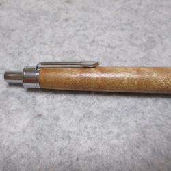 サペリ　キルト杢　キヌカオイル仕上げ　ワンピースタイプの木軸ボールペン　希少材 9枚目の画像