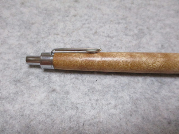 サペリ　キルト杢　キヌカオイル仕上げ　ワンピースタイプの木軸ボールペン　希少材 9枚目の画像