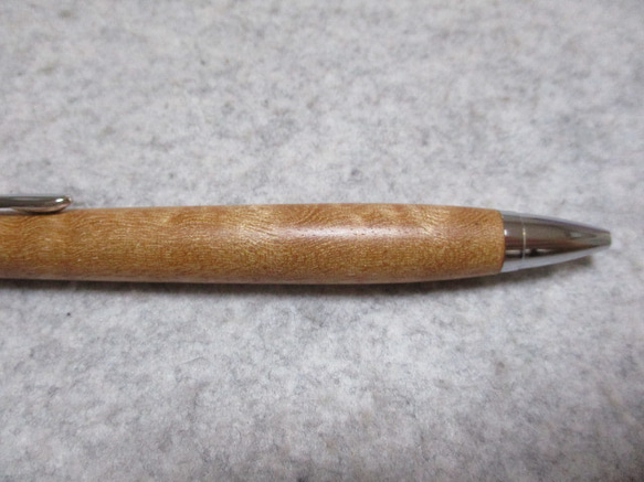 サペリ　キルト杢　キヌカオイル仕上げ　ワンピースタイプの木軸ボールペン　希少材 10枚目の画像