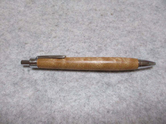 サペリ　キルト杢　キヌカオイル仕上げ　ワンピースタイプの木軸ボールペン　希少材 4枚目の画像