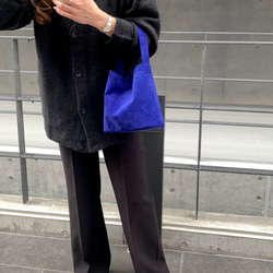新色「長財布が横に入る‼︎本革ミニマルバッグ」ロイヤルブルー スエード ワンハンドルバッグ 2枚目の画像