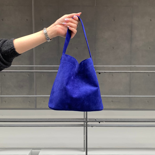 長財布が横に入る‼︎本革ミニマルバッグ」ロイヤルブルー スエード 