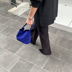 新色「長財布が横に入る‼︎本革ミニマルバッグ」ロイヤルブルー スエード ワンハンドルバッグ 6枚目の画像