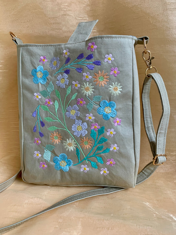 パステル色のお花刺繍ポシェット 1枚目の画像