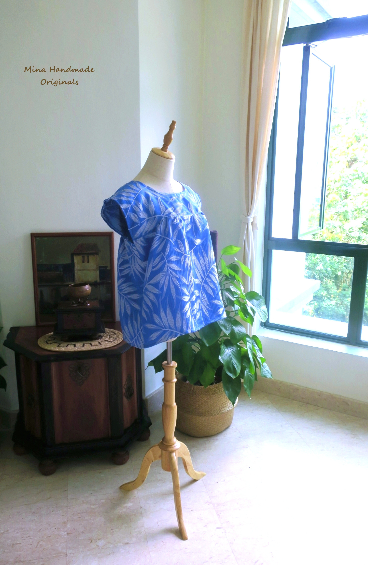 南国ブルーのふんわりブラウス・アイロン不要・丸洗いOK・シンガポールから送料無料