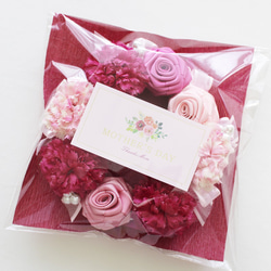 ≪母の日直送≫リボンの薔薇とカーネーションリースwith焼き菓子セット⑤ダークピンク 1枚目の画像