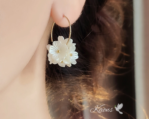 ローズゴールド フラワーモチーフ フープピアス Exist フープピアス, 小, ホワイト, ローズゴールドトーン