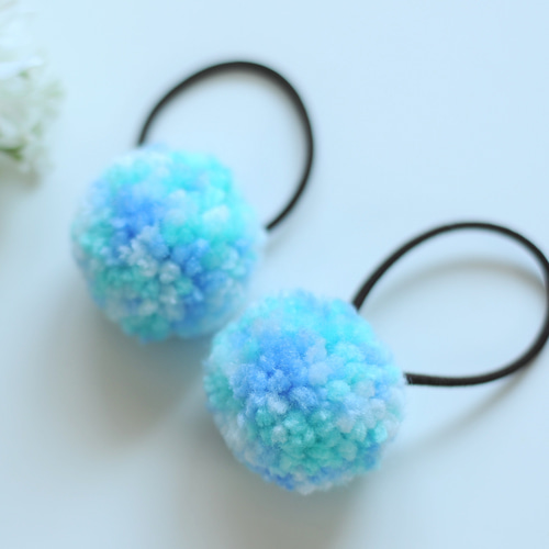 再販〉ライトブルー系マーブル毛糸のポンポン＊ヘアゴム2個