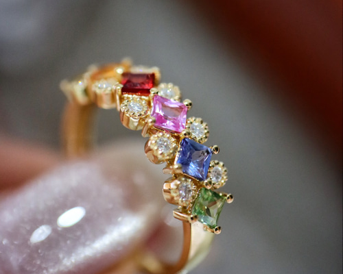 これサファイヤなんです！三色のファンシーカラーサファイヤが可愛らしいK18リング これサファイヤなんです！三色のファンシーカラーサファイヤが