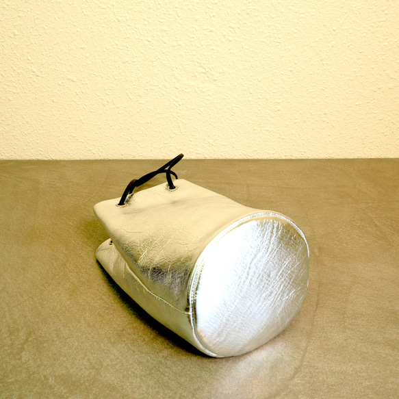 【初回特価】長財布が入るミニドローストリングバッグ◇牛革自然なシュリンク（シルバー）巾着バッグ スマホショルダー トート 2枚目の画像
