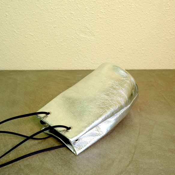 【初回特価】長財布が入るミニドローストリングバッグ◇牛革自然なシュリンク（シルバー）巾着バッグ スマホショルダー トート 3枚目の画像