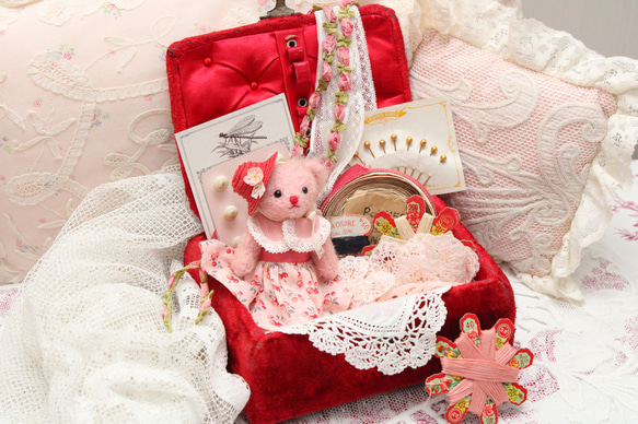 小さな小さなドレスベア♡ピンクのモヘア製テディベア　アンティーク素材で作ったドレスとお帽子 10枚目の画像