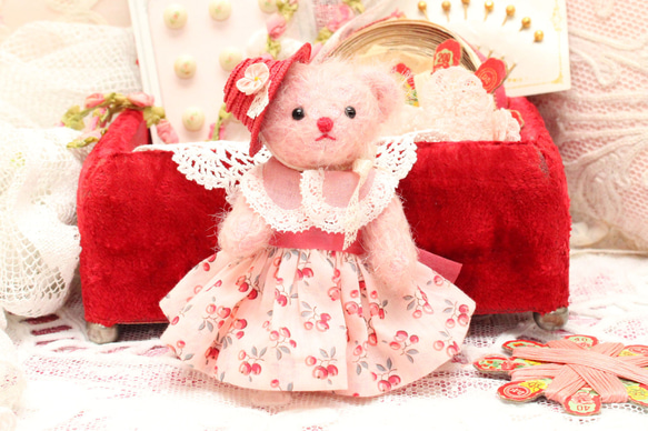 小さな小さなドレスベア♡ピンクのモヘア製テディベア　アンティーク素材で作ったドレスとお帽子 3枚目の画像