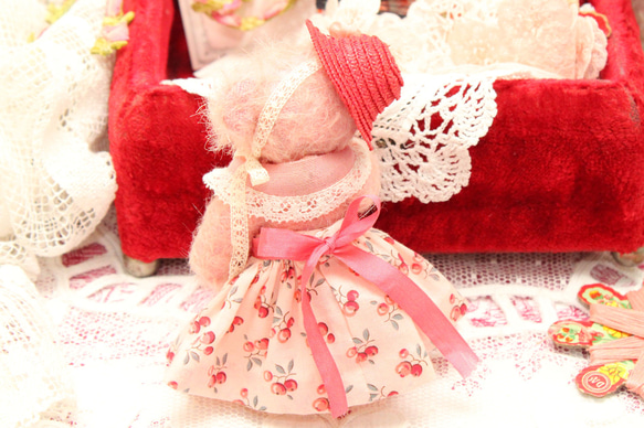 小さな小さなドレスベア♡ピンクのモヘア製テディベア　アンティーク素材で作ったドレスとお帽子 5枚目の画像