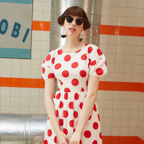 モダンなシルエットとドット柄 フレアロングワンピース ポケット付き