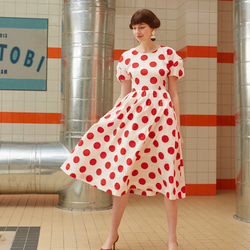 モダンなシルエットとドット柄 フレアロングワンピース ポケット付き