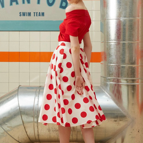 モダンなシルエットとドット柄 フレアスカート ポケット付き【秋春夏